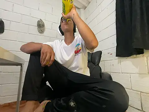 Snapshot of Max_TheHorseDick chatting on 06/19/26, 02:05 Max TheHorseDick online show from 06/19/26, 02:05