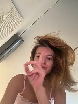 Snapshot of -AngelAri- chatting on 04/10/26, 09:03 -AngelAri- online show from 04/10/26, 09:03