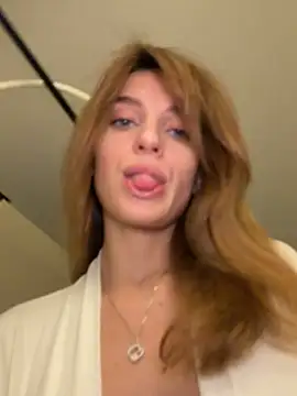 Snapshot of -AngelAri- chatting on 04/15/26, 06:04 -AngelAri- online show from 04/15/26, 06:04