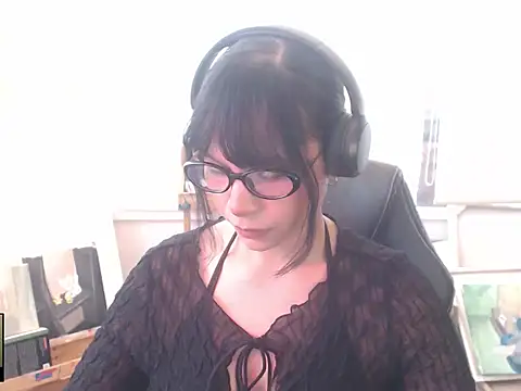 Snapshot of alien__show chatting on 04/21/26, 06:12 alien show online show from 04/21/26, 06:12