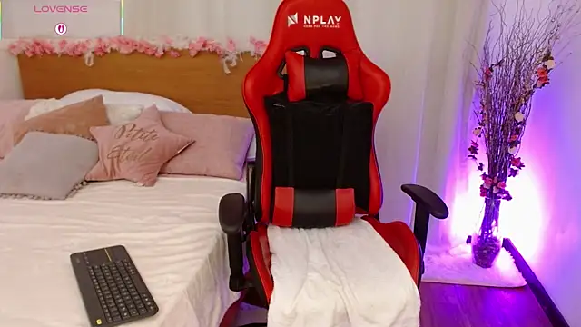 Snapshot of lucy_luu_ chatting on 04/19/26, 06:43 lucy luu online show from 04/19/26, 06:43