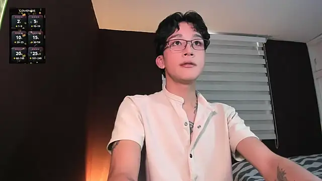 Snapshot of tom_Howard chatting on 03/28/26, 10:09 tom Howard online show from 03/28/26, 10:09