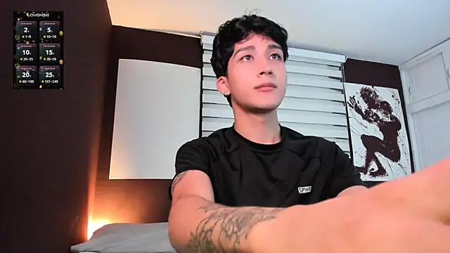 Snapshot of tom_Howard chatting on 04/06/26, 01:03 tom Howard online show from 04/06/26, 01:03