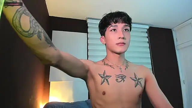 Snapshot of tom_Howard chatting on 04/14/26, 01:11 tom Howard online show from 04/14/26, 01:11