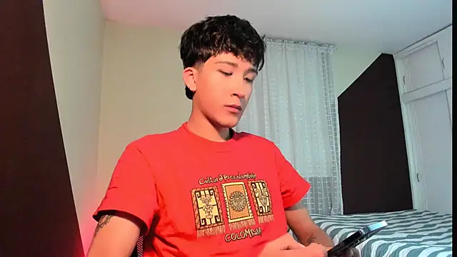 Snapshot of tom_Howard chatting on 06/19/26, 01:10 tom Howard online show from 06/19/26, 01:10