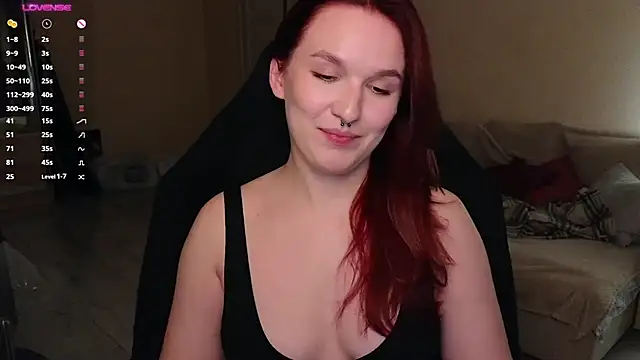 Snapshot of Val_lava chatting on 10/14/25, 07:47 Val lava online show from 10/14/25, 07:47