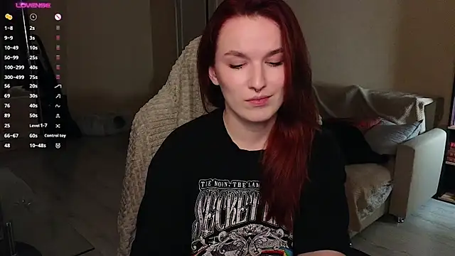 Snapshot of Val_lava chatting on 11/18/25, 08:24 Val lava online show from 11/18/25, 08:24