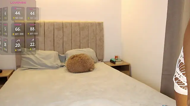 Snapshot of Maya_Lewis chatting on 10/20/25, 09:37 Maya Lewis online show from 10/20/25, 09:37