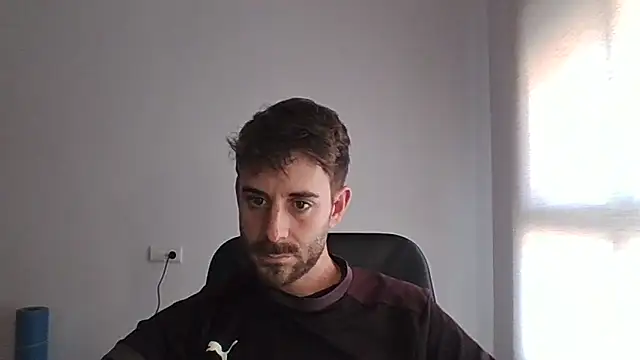 Snapshot of vargas90 chatting on 12/18/25, 12:33 vargas90 online show from 12/18/25, 12:33