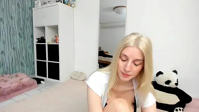 Snapshot of KenzieDawton chatting on 03/13/26, 04:13 KenzieDawton online show from 03/13/26, 04:13