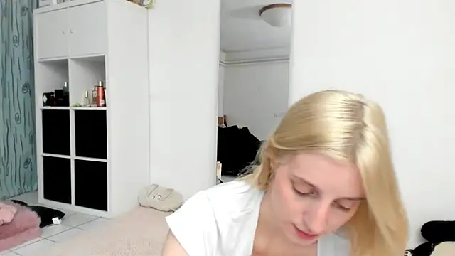 Snapshot of KenzieDawton chatting on 03/21/26, 06:44 KenzieDawton online show from 03/21/26, 06:44