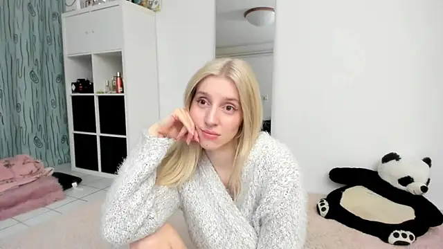 Snapshot of KenzieDawton chatting on 04/15/26, 04:14 KenzieDawton online show from 04/15/26, 04:14