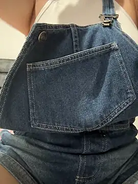 Snapshot of AiledSC chatting on 10/03/25, 09:01 AiledSC online show from 10/03/25, 09:01