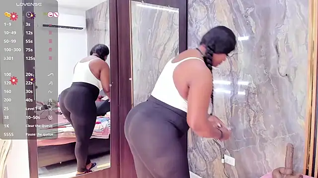 LauraSaenz01 online show from 04/11/26, 03:33