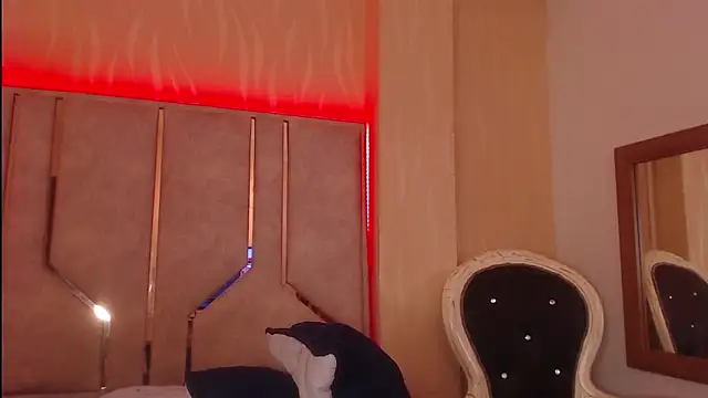 Snapshot of ChantalPetit chatting on 10/01/25, 07:42 ChantalPetit online show from 10/01/25, 07:42