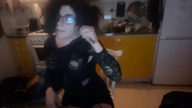 Snapshot of ecd011 chatting on 05/15/26, 01:45 ecd011 online show from 05/15/26, 01:45