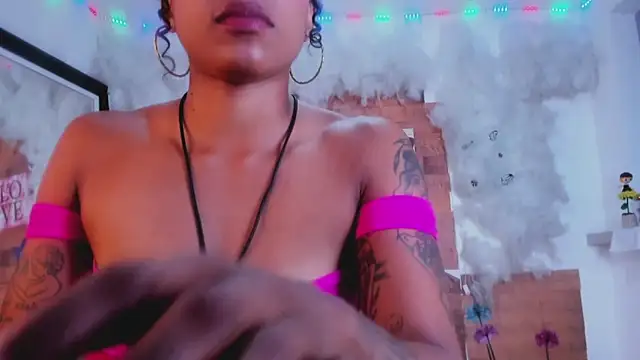 Snapshot of kelly_thomson chatting on 02/14/25, 09:32 kelly thomson online show from 02/14/25, 09:32