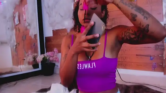 Snapshot of kelly_thomson chatting on 02/21/25, 03:32 kelly thomson online show from 02/21/25, 03:32