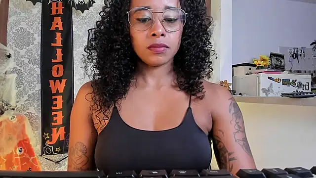 Snapshot of kelly_thomson chatting on 10/30/25, 10:43 kelly thomson online show from 10/30/25, 10:43