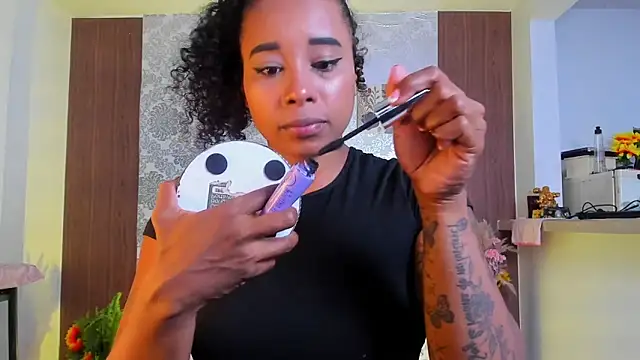 Snapshot of kelly_thomson chatting on 11/06/25, 10:54 kelly thomson online show from 11/06/25, 10:54