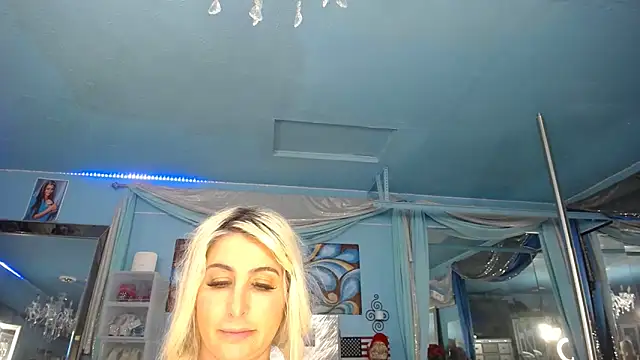 Snapshot of ADRIANNA_FOX chatting on 04/19/26, 08:13 ADRIANNA FOX online show from 04/19/26, 08:13