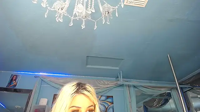 Snapshot of ADRIANNA_FOX chatting on 04/23/26, 04:24 ADRIANNA FOX online show from 04/23/26, 04:24