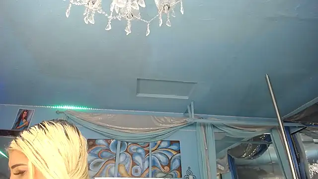 Snapshot of ADRIANNA_FOX chatting on 04/27/26, 04:21 ADRIANNA FOX online show from 04/27/26, 04:21