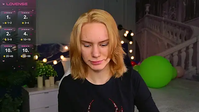 Snapshot of Ramona___ chatting on 10/22/25, 06:13 Ramona online show from 10/22/25, 06:13