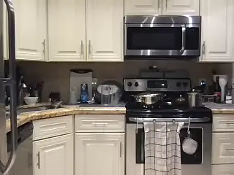 Snapshot of BigGuyMuscle chatting on 02/22/25, 05:12 BigGuyMuscle online show from 02/22/25, 05:12