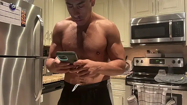 Snapshot of BigGuyMuscle chatting on 03/07/25, 01:31 BigGuyMuscle online show from 03/07/25, 01:31