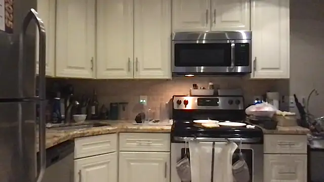 Snapshot of BigGuyMuscle chatting on 03/17/25, 04:29 BigGuyMuscle online show from 03/17/25, 04:29