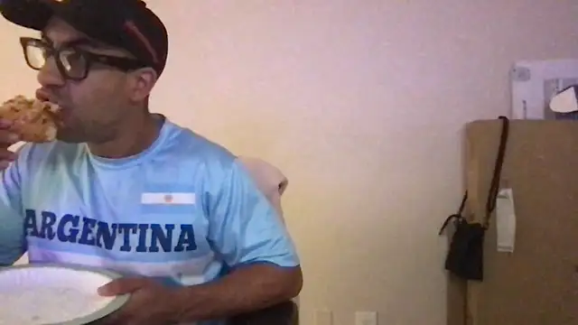 Snapshot of BigGuyMuscle chatting on 03/18/25, 03:09 BigGuyMuscle online show from 03/18/25, 03:09