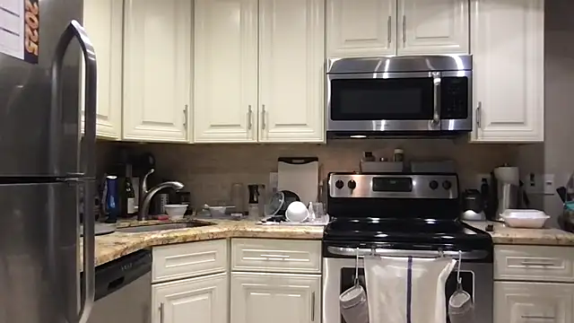 Snapshot of BigGuyMuscle chatting on 03/19/25, 12:04 BigGuyMuscle online show from 03/19/25, 12:04