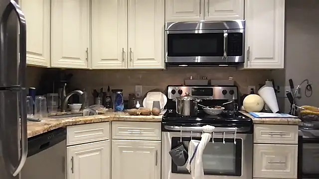 Snapshot of BigGuyMuscle chatting on 09/09/25, 04:17 BigGuyMuscle online show from 09/09/25, 04:17