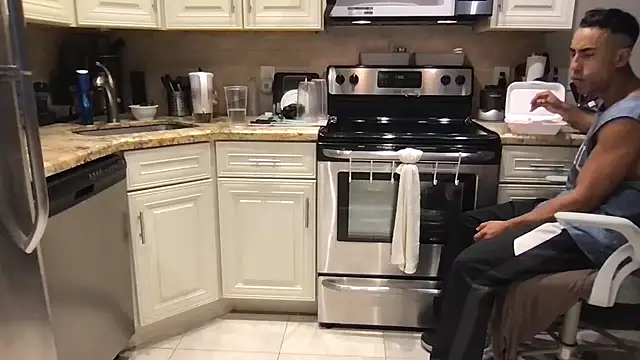 Snapshot of BigGuyMuscle chatting on 09/16/25, 04:08 BigGuyMuscle online show from 09/16/25, 04:08