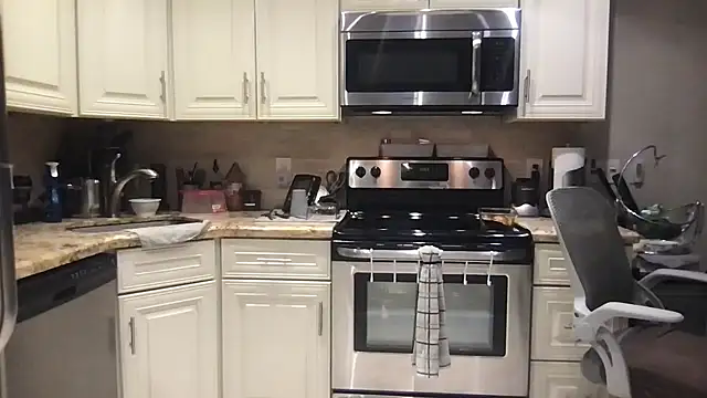 Snapshot of BigGuyMuscle chatting on 09/24/25, 03:54 BigGuyMuscle online show from 09/24/25, 03:54