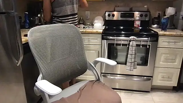 Snapshot of BigGuyMuscle chatting on 09/25/25, 04:11 BigGuyMuscle online show from 09/25/25, 04:11