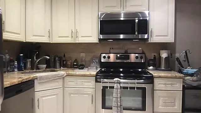 Snapshot of BigGuyMuscle chatting on 09/28/25, 01:44 BigGuyMuscle online show from 09/28/25, 01:44