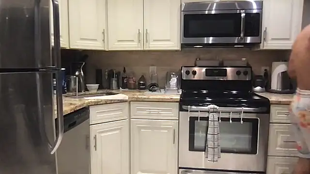 Snapshot of BigGuyMuscle chatting on 09/28/25, 05:40 BigGuyMuscle online show from 09/28/25, 05:40