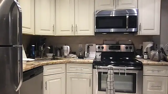 Snapshot of BigGuyMuscle chatting on 10/01/25, 05:19 BigGuyMuscle online show from 10/01/25, 05:19