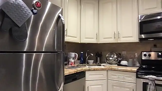 Snapshot of BigGuyMuscle chatting on 10/31/25, 10:44 BigGuyMuscle online show from 10/31/25, 10:44