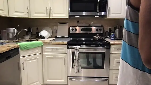 Snapshot of BigGuyMuscle chatting on 11/05/25, 09:48 BigGuyMuscle online show from 11/05/25, 09:48