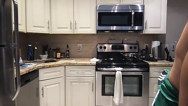 Snapshot of BigGuyMuscle chatting on 11/10/25, 03:00 BigGuyMuscle online show from 11/10/25, 03:00