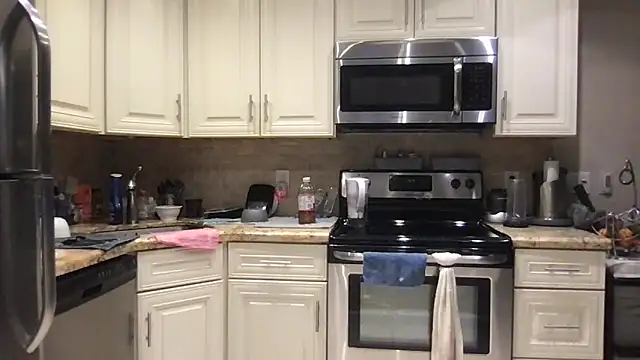 Snapshot of BigGuyMuscle chatting on 12/13/25, 08:25 BigGuyMuscle online show from 12/13/25, 08:25