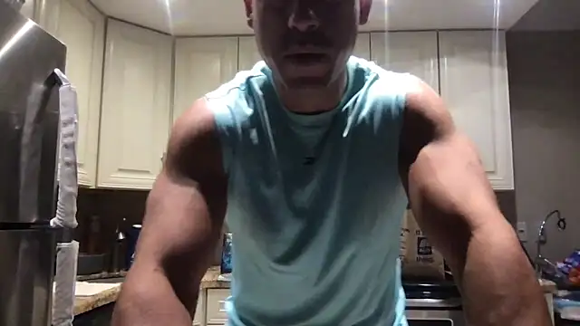 Snapshot of BigGuyMuscle chatting on 06/11/26, 03:59 BigGuyMuscle online show from 06/11/26, 03:59