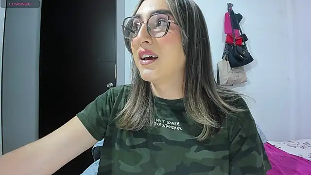 Snapshot of andrea_hills chatting on 04/16/26, 04:46 andrea hills online show from 04/16/26, 04:46