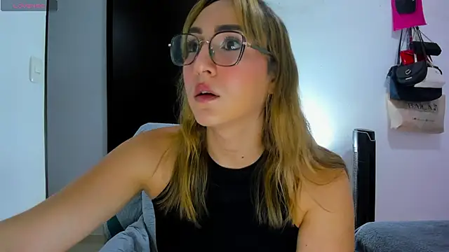 Snapshot of andrea_hills chatting on 07/10/26, 04:28 andrea hills online show from 07/10/26, 04:28