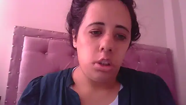 Snapshot of annarose19 chatting on 11/13/25, 04:39 annarose19 online show from 11/13/25, 04:39