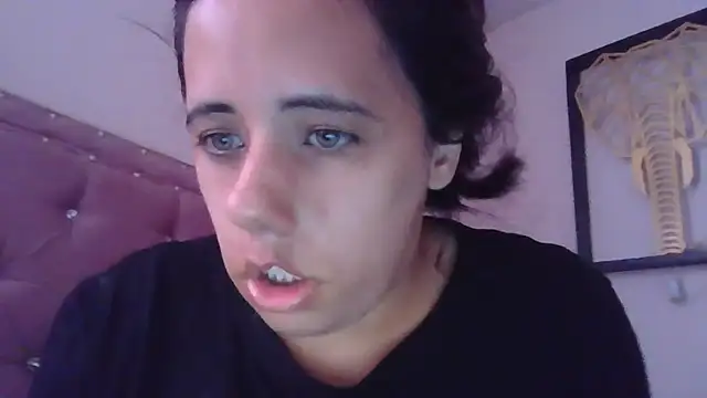 Snapshot of annarose19 chatting on 11/20/25, 04:18 annarose19 online show from 11/20/25, 04:18