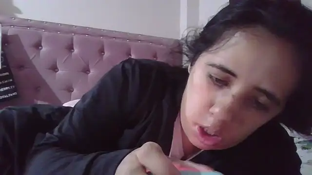 Snapshot of annarose19 chatting on 11/28/25, 11:18 annarose19 online show from 11/28/25, 11:18